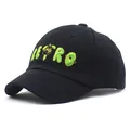 Detalle de gorra negra con bordado 3D retro verde y diseño de perro de dibujos animados - Negro