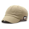 Dettaglio del cappellino in cotone kaki con trama a saia ed etichetta decorativa laterale - Cappellino da baseball a tesa corta / Cachi