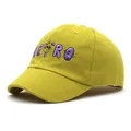 Detalle de gorra de béisbol amarilla con bordado RETRO morado y dibujo de cachorro - Amarillo