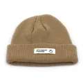Detailierte Strickstruktur und Modelabel an einer warmen dunkelbeige Wintermütze - Braun