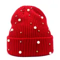 Detail einer roten Strickmütze mit Kunstperlen und metallischen Perlenverzierungen - M(56-58cm) / Rot
