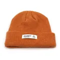 Nahaufnahme der orangen Strickmütze mit weißem 'STYLEWEAR' Smiley-Logo-Aufnäher - Orange