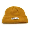 Detail der Strickstruktur einer senfgelben Beanie mit weißem Smiley-Logo-Etikett - Gelb