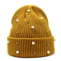 Detailansicht der senfgelben Strickmütze mit eleganten weißen Akzenten aus Kunstperlen - M(56-58cm) / Gelb