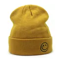 Dettaglio del berretto in maglia a coste gialla con ricamo a forma di faccina nera - M (56-58cm) / Giallo Zenzero (Ricamo Laterale)