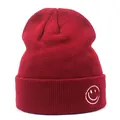 Berretto invernale in maglia bordeaux con risvolto ampio e faccina sorridente ricamata bianca - M (56-58cm) / Rosso Vino (Ricamo Laterale)