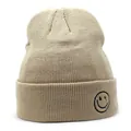 Dettaglio del berretto in maglia beige con ricamo a forma di faccina sorridente nera - M (56-58cm) / Beige (Ricamo Laterale)