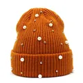 Detail der orangefarbenen Rippstrickmütze mit weißen Perlen und Metallperlen-Dekor - M(56-58cm) / Orange