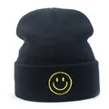 Berretto in maglia a coste nere con faccina gialla ricamata sul bordo risvoltato - M (56-58cm) / Nero (Ricamo Frontale)