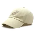 Detalle de gorra de béisbol beige con bordado de pluma marrón en sarga de algodón suave - Ajustable / Beige