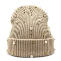 Detailaufnahme der beige Strickmütze mit Perlenbesatz und gerippter Textur - M(56-58cm) / Beige