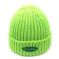 Dettaglio del berretto verde fluo con patch logo viola e trama a coste spesse - M / Verde