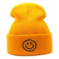 Dettaglio di un berretto in maglia gialla con logo smiley nero ricamato sul risvolto - M (56-58cm) / Giallo Oro (Ricamo Frontale)