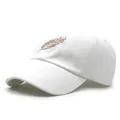 Vista detallada del bordado de pluma dorada en gorra de béisbol de algodón blanco - Ajustable / Blanco