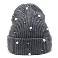 Dunkelgraue Strickmütze für Damen mit weißen Kunstperlen und metallischen Perlenverzierungen - M(56-58cm) / Dunkelgrau