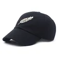 Gorra de béisbol negra con bordado de pluma blanca y visera curva ajustable para protección solar - Ajustable / Negro