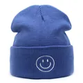 Dettaglio del ricamo smiley bianco su un berretto in maglia a righe blu con risvolto - M (56-58cm) / Blu (Ricamo Frontale)