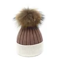Détail du bonnet en maille bicolore avec rayures verticales et pompon en fourrure doux - M (56-58cm) / Marron et Blanc