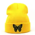 Détail du bonnet en maille jaune vif arborant une broderie de papillon noir précise - M / Jaune