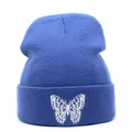 Détail du bonnet en maille bleu marine avec broderie papillon blanc et texture côtelée - M / Bleu
