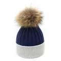 Détail du bonnet en maille bicolore bleu et gris avec un grand pompon en fausse fourrure - M (56-58cm) / Bleu Marine et Blanc