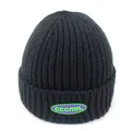 Dettaglio del berretto nero in maglia con trama a coste e logo cccmn in gomma - M / Nero