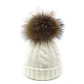 Detalle de gorro de punto trenzado con pompón marrón y dobladillo acanalado grueso - Blanco