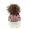 Détail du bonnet en tricot bicolore avec un grand pompon en fausse fourrure duveteuse - M (56-58cm) / Rose + Blanc