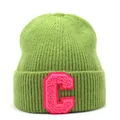Dettaglio del berretto in maglia a coste verde con ricamo a spugna rosa lettera C - Verde