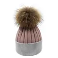 Détail de la maille côtelée sur un bonnet d'hiver bicolore avec un pompon en fourrure - M (56-58cm) / Rose + Gris