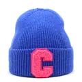 Dettaglio del berretto in maglia blu reale con patch della lettera C ricamata in rosa - Blu