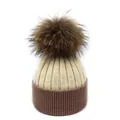 Détail du bonnet en laine avec bord côtelé marron et pompon en fourrure duveteuse - M (56-58cm) / Beige + Marron