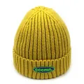 Dettaglio ravvicinato del berretto in maglia giallo senape con trama a coste e patch - M / Giallo