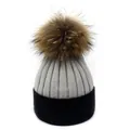 Détail de la maille côtelée avec pompon en fourrure marron sur bonnet gris et noir - M (56-58cm) / Gris Clair + Noir