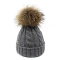 Detalle de gorro de punto trenzado grueso con pompón grande de pelo en color gris oscuro - Gris