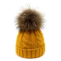 Detalle de gorro de punto trenzado amarillo jengibre con pompón suave de piel sintética - Niños / Amarillo