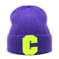 Berretto in maglia viola con toppa lettera C giallo neon su sfondo bianco - Viola