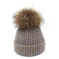 Grijs-paarse gebreide muts met een grote pluizige bontpompon voor de winter - M(56-58cm) / Beige