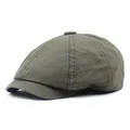Dettaglio del cappello newsboy in cotone verde militare con cuciture rinforzate e bottone - Medio / Verde