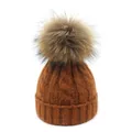 Detalle de gorro de punto color caramelo con patrón de trenzas y pompón de piel grande - Marrón