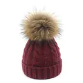 Detalle del gorro de punto trenzado burdeos con un pompón de piel sintética suave - Burdeos