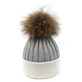 Bonnet en laine tricoté gris et blanc pour femme avec grand pompon en fourrure de raton laveur - M (56-58cm) / Gris Clair+Blanc