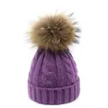 Detalle del gorro de punto violeta con trenzado grueso y un suave pompón de piel grande - Púrpura