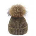 Detailopname van de meerkleurige gebreide muts met een grote pluizige bont pompon - M(56-58cm) / Khaki