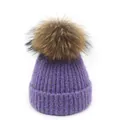 Dettaglio della trama del berretto in maglia viola con pompon in ecopelliccia morbida - M(56-58cm) / Viola
