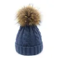 Detalle de gorro de punto trenzado azul oscuro con pompón grande de piel marrón suave - Niños / Azul