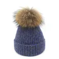 Dettaglio del berretto in maglia a coste blu scuro con pompon in vera pelliccia di procione - M(56-58cm) / Blu