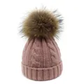 Primer plano de gorro de punto trenzado con pompón de piel grande y borde doblado - Rosa