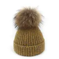 Berretto in maglia a coste giallo zenzero con pompon in vera pelliccia di procione - M(56-58cm) / Giallo
