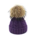 Gorro de punto de invierno en color uva con patrón trenzado y pompón de piel sintética marrón - Púrpura profundo